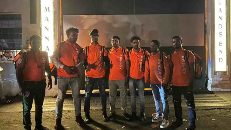 Swiggy Delivers Food At Shah Rukh’s Mannat Post The Actor’s Twitter Banter