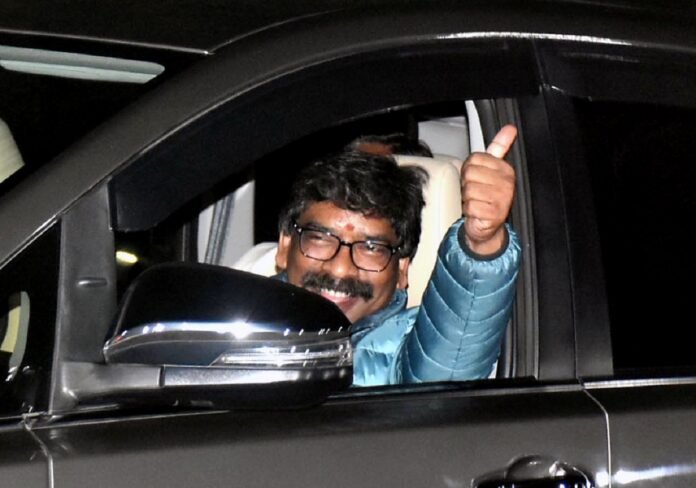 Hemant Soren reaches Raj Bhavan to submit his resignation to CP Radhakrishnan
